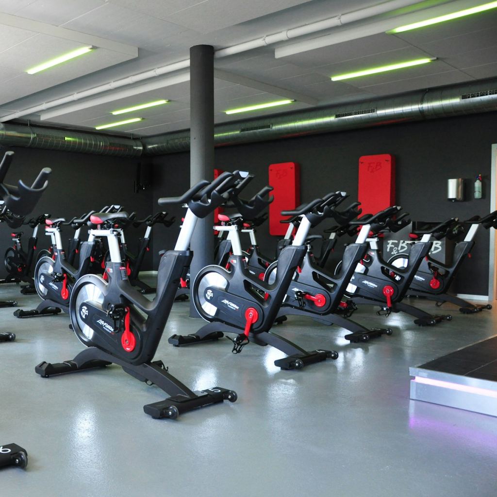 Fila de bicicletas de spinning en un gimnasio
