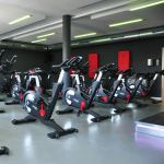 Fila de bicicletas de spinning en un gimnasio