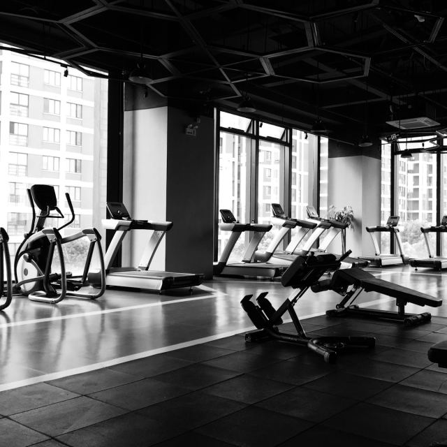 Gimnasio equipado con racks, bancos y mancuernas