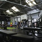 Bancos de entrenamiento en una sala de pesas