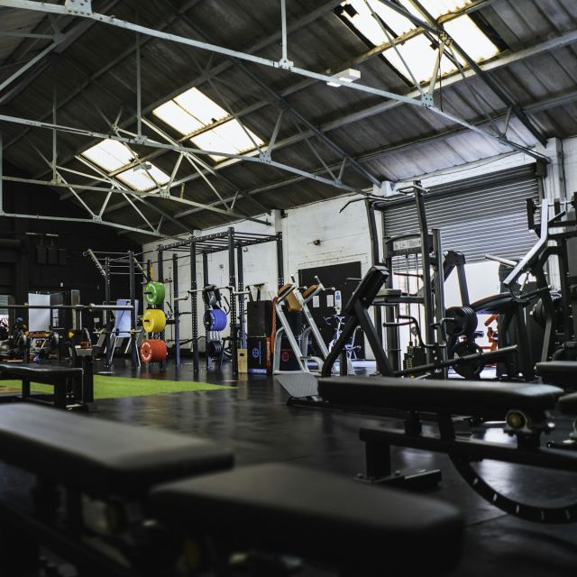 Bancos de entrenamiento en una sala de pesas