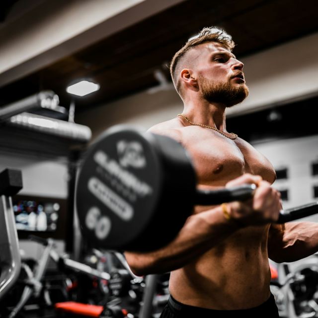 Atleta usando una máquina de poleas