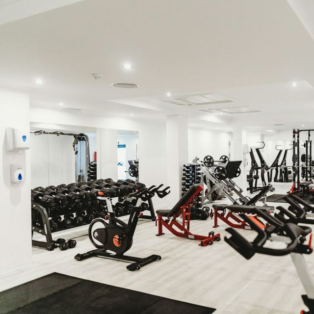 Sala de gimnasio equipada con máquinas y pesas