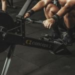 Máquina de remo en un gimnasio