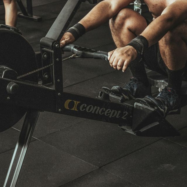 Máquina de remo en un gimnasio